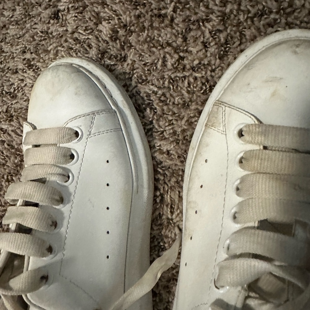 Alexander McQueen Kids White Sneakers with Sparkling Accents - Picture 3 of 5